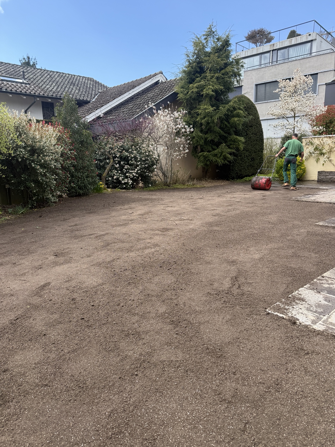 Planierte und verdichtete Gartenfläche vor dem Verlegen des Rollrasens
