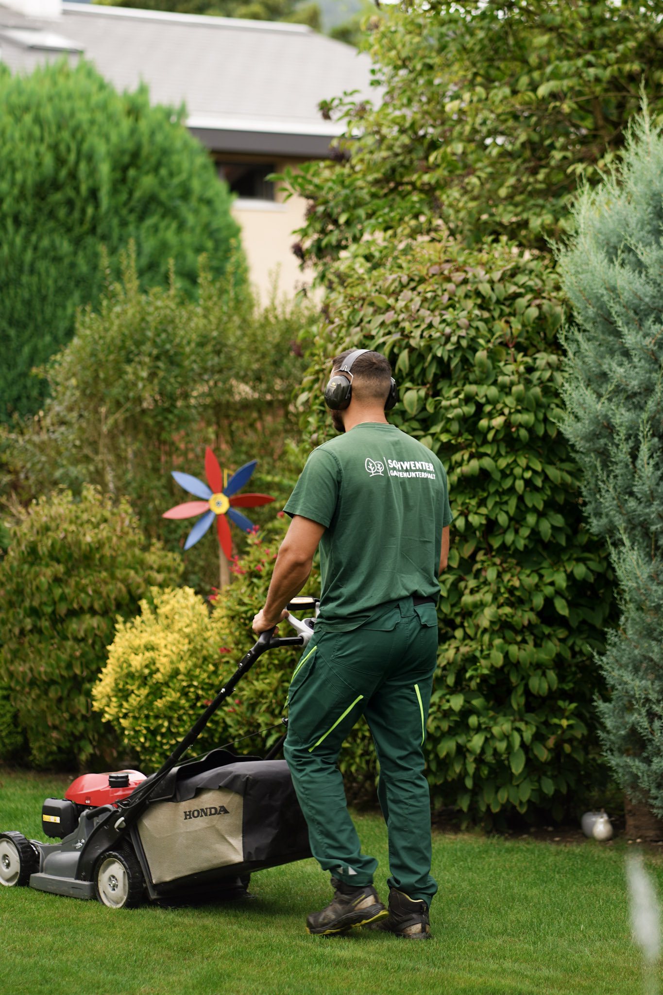 Professioneller Gartenunterhalt durch Schwenter Gartenunterhalt